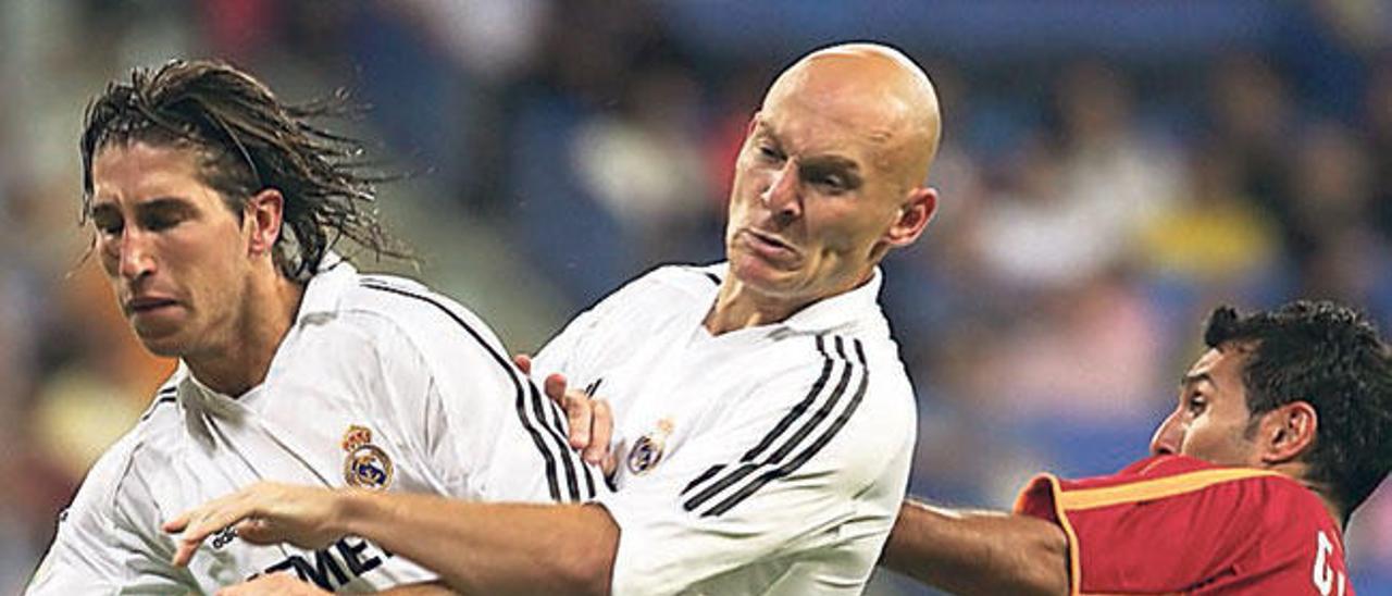 Sergio Ramos, junto a su compañero Thomas Gravesen y el céltico Gustavo López, el día de su debut con el Real Madrid. // Efe