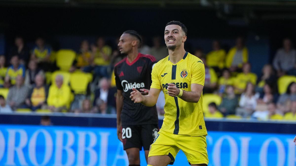Mikautadze ante el Sevilla.