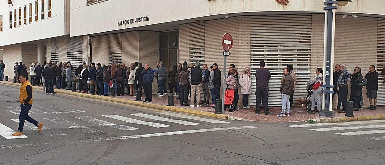 Colas para el registro en el juzgado el pasado mes de febrero.