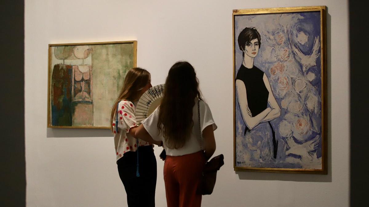 Dos mujeres cotemplan una de las obras de Mariano Aguayo en la exposición que acoge la sala Vimcorsa.