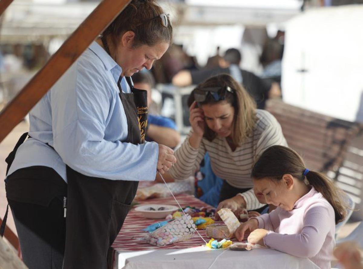 El taller de ‘rosaris dolços’ de Marga Orell.  | M.S.