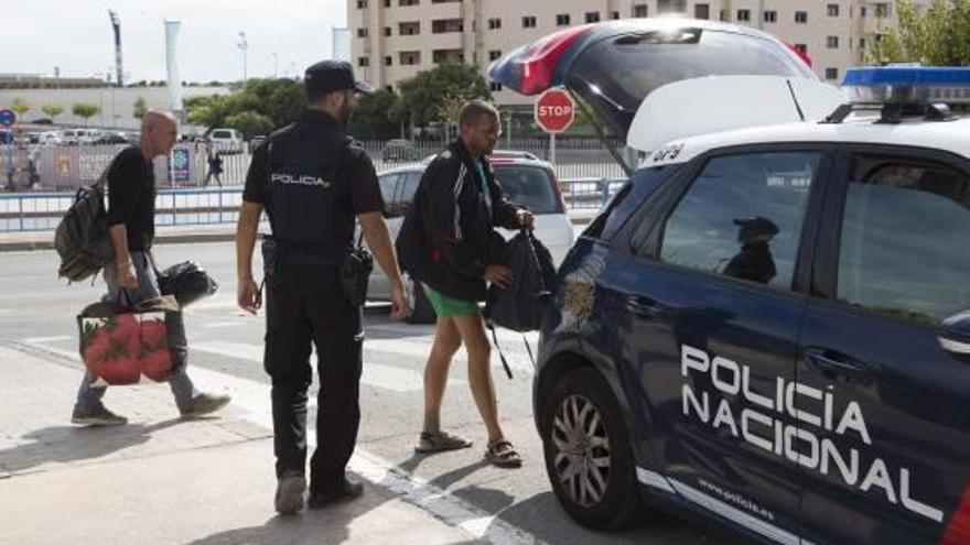 La Policía traslada el martes a Comisaría a dos de los detenidos por el crimen.