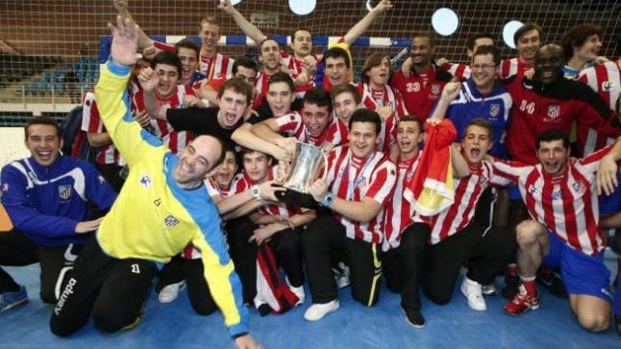 La plantilla del Atlético de Madrid, con Hombrados en primer término, celebra el triunfo en Copa del Rey.