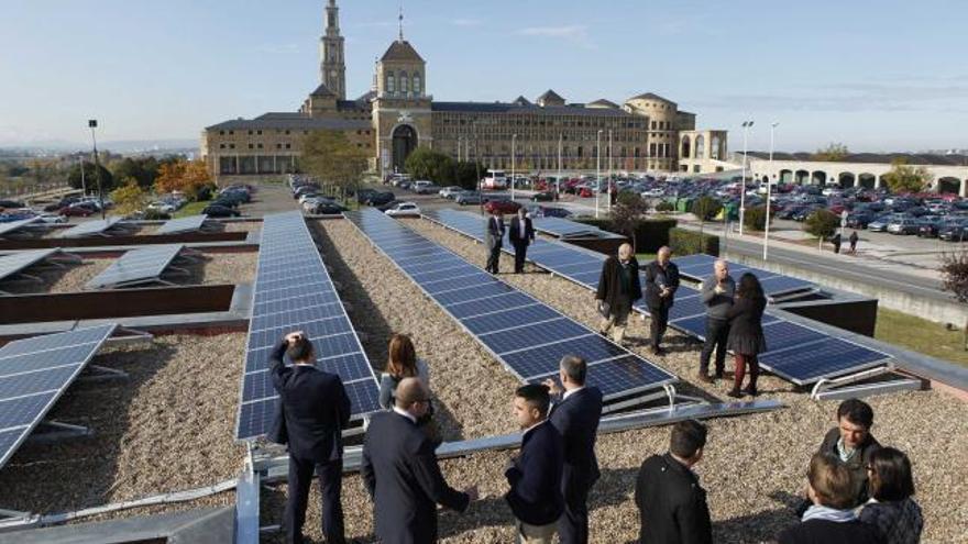 Aspecto de la cubierta del edificio del Parque Tecnológico de Gijón donde se han colocado los paneles fotovoltaicos.