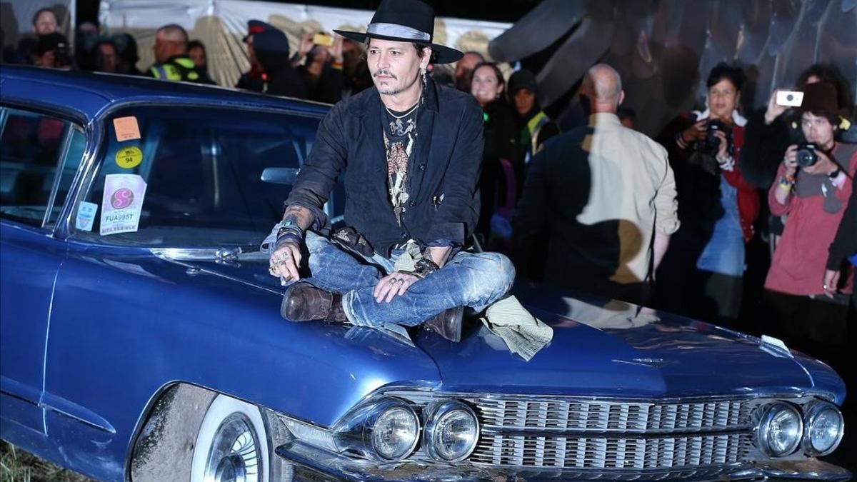 El actor estadounidense Johnny Depp, posando sobre un coche, esta noche en el festival de Glastonbury, en Inglaterra.