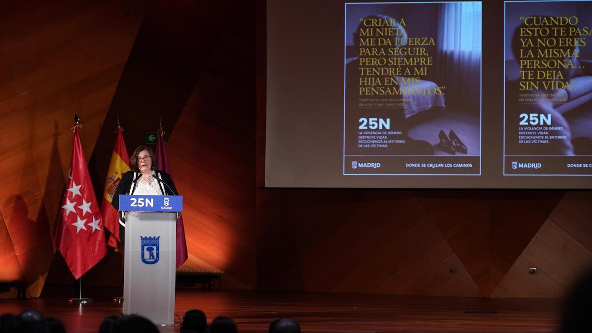 Verónica Moreno, sobrina de una mujer asesinada por su expareja, en el acto oficial del Ayuntamiento de Madrid por el 25N.