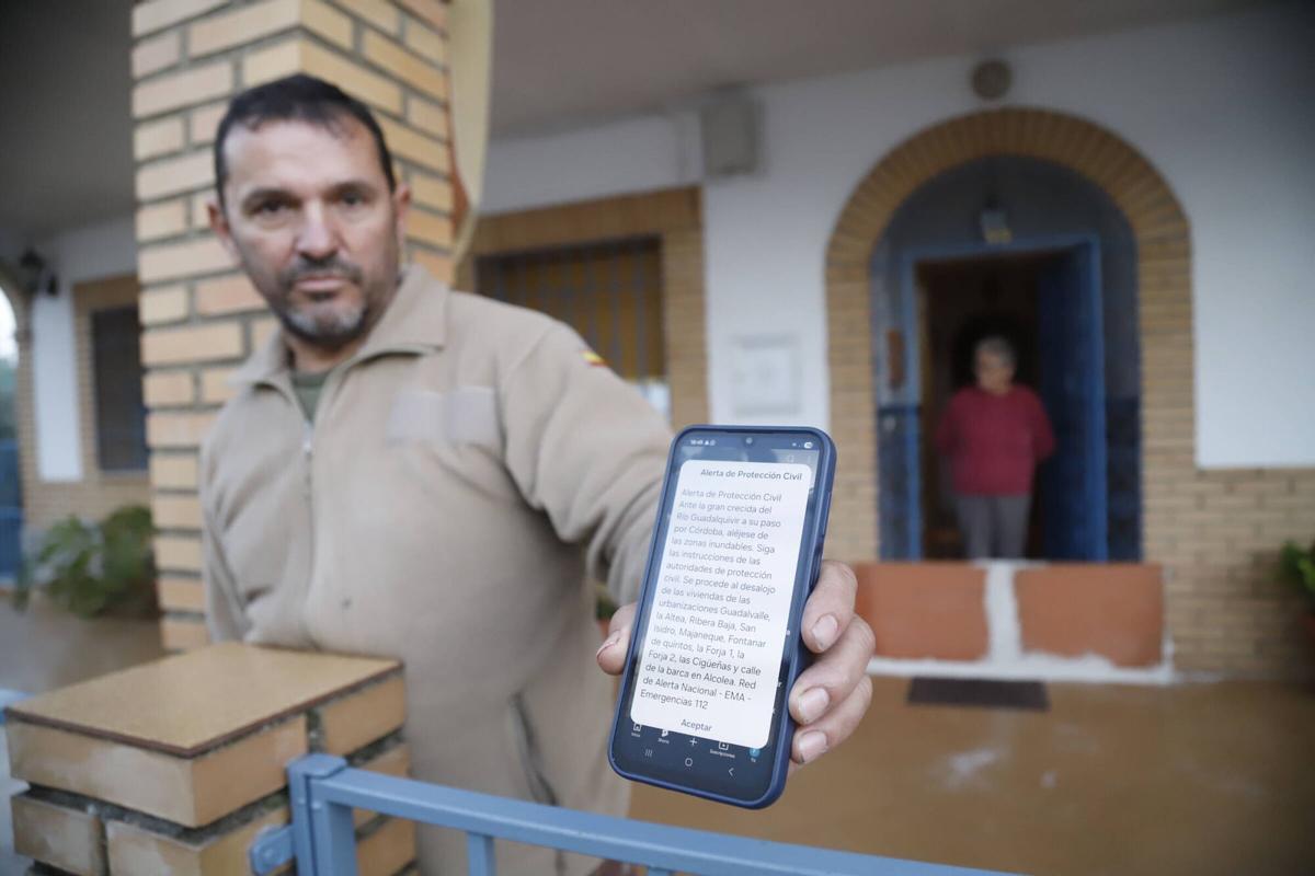 Un vecino de Majaneque muestra el aviso de Es-Alert.