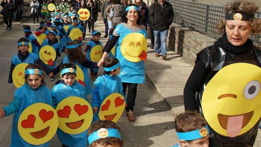 Niños y niñas desfilan por una calle de la villa alistana.