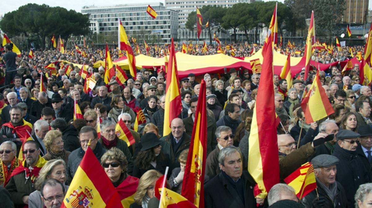 Miles de personas se concentran para defender la unidad española el día de la Constitución.