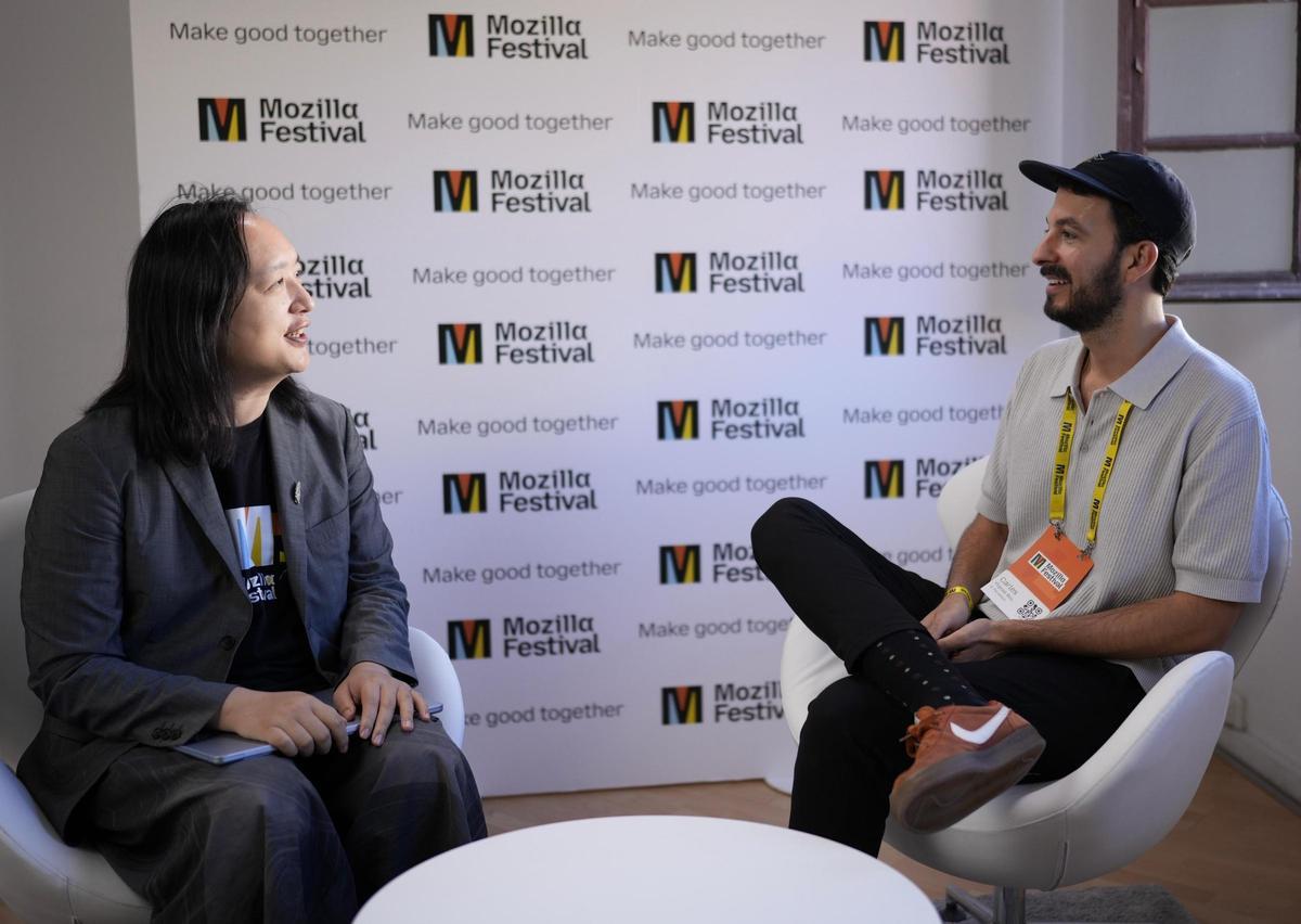 Audrey Tang, ciberembajadora de Taiwán, conversa con Carles Planas Bou, periodista tecnológico de EL PERIÓDICO.