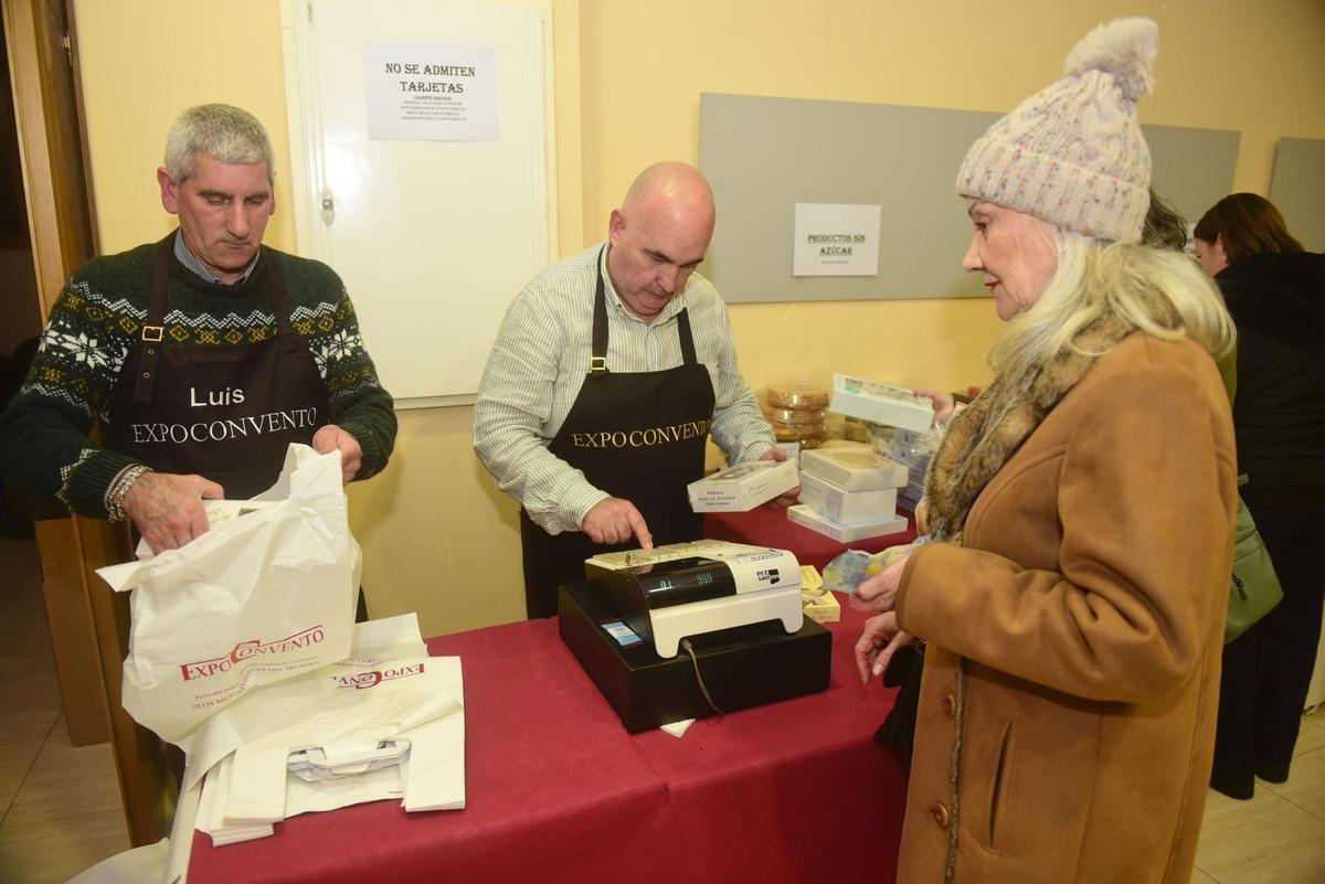 Una compradora paga en la caja sus dulces