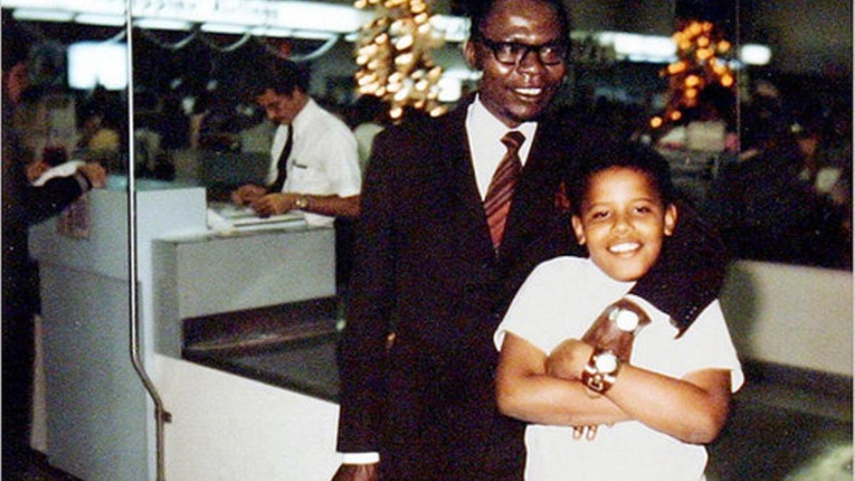 Barack Obama junto a su padre en el aeropuerto de Honolulu, en 1971.