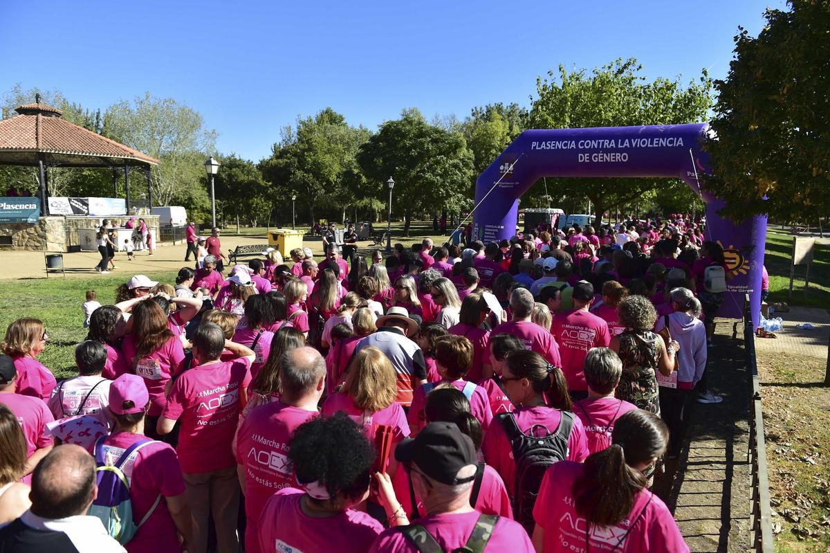 Imágenes de la marcha rosa contra el cáncer de mama en Plasencia