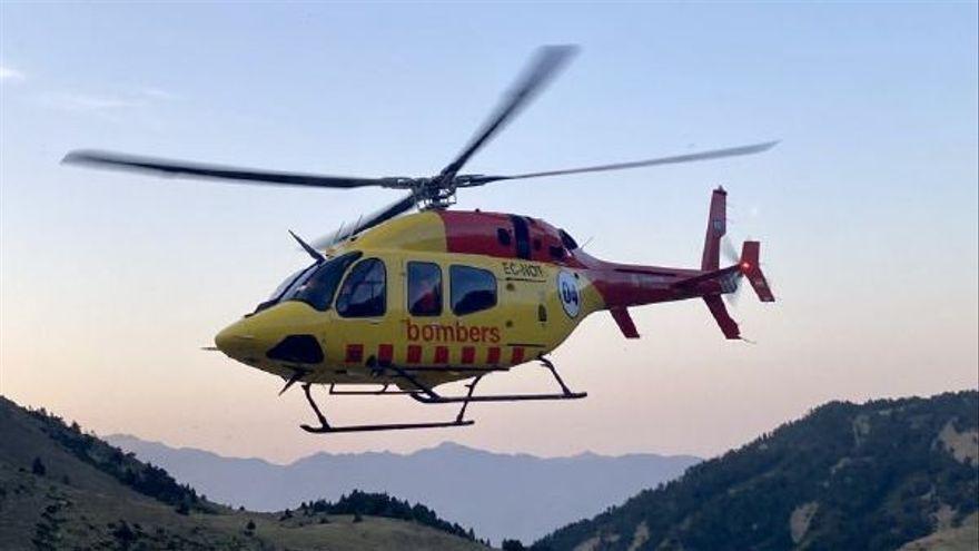 Els bombers mobilitzen l&#039;helicòpter per rescatar un excursionista ferit a Meranges