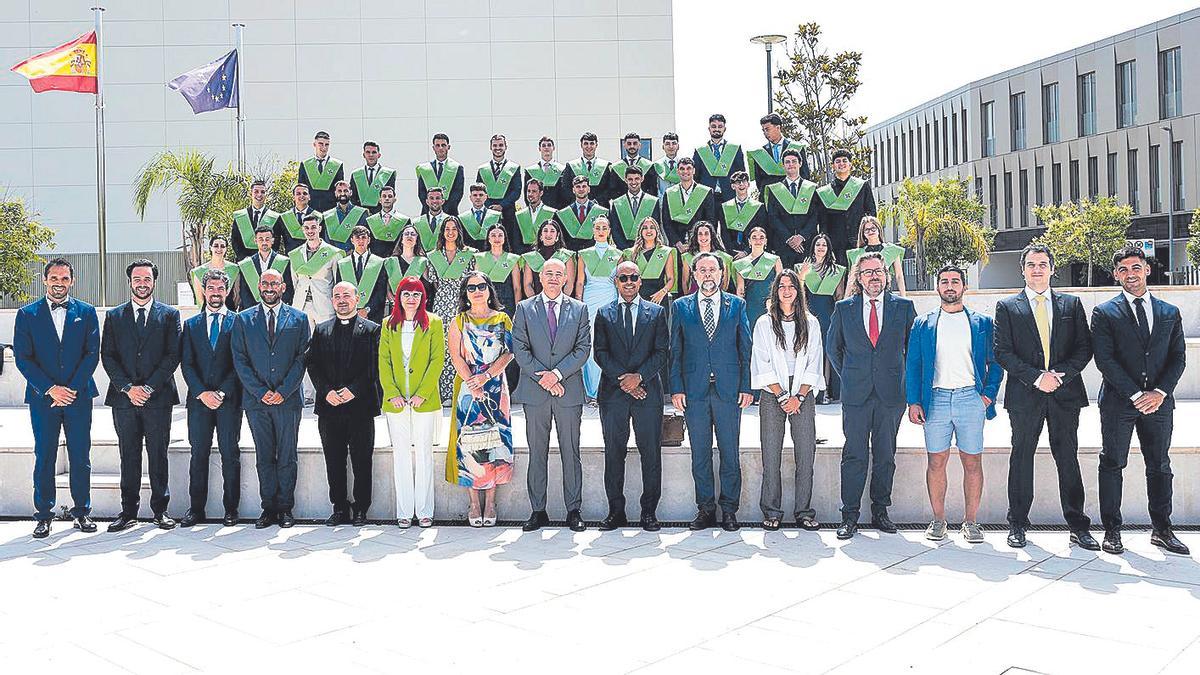 Los alumnos de esta promoción histórica, junto a los profesores y su padrino de graduación.