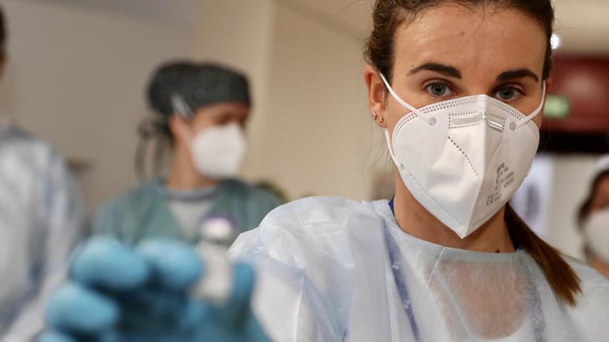 Lara Menéndez, la primera enfermera que puso la vacuna contra el coronavirus en Asturias: "Esto tiene que ser el principio del fin"