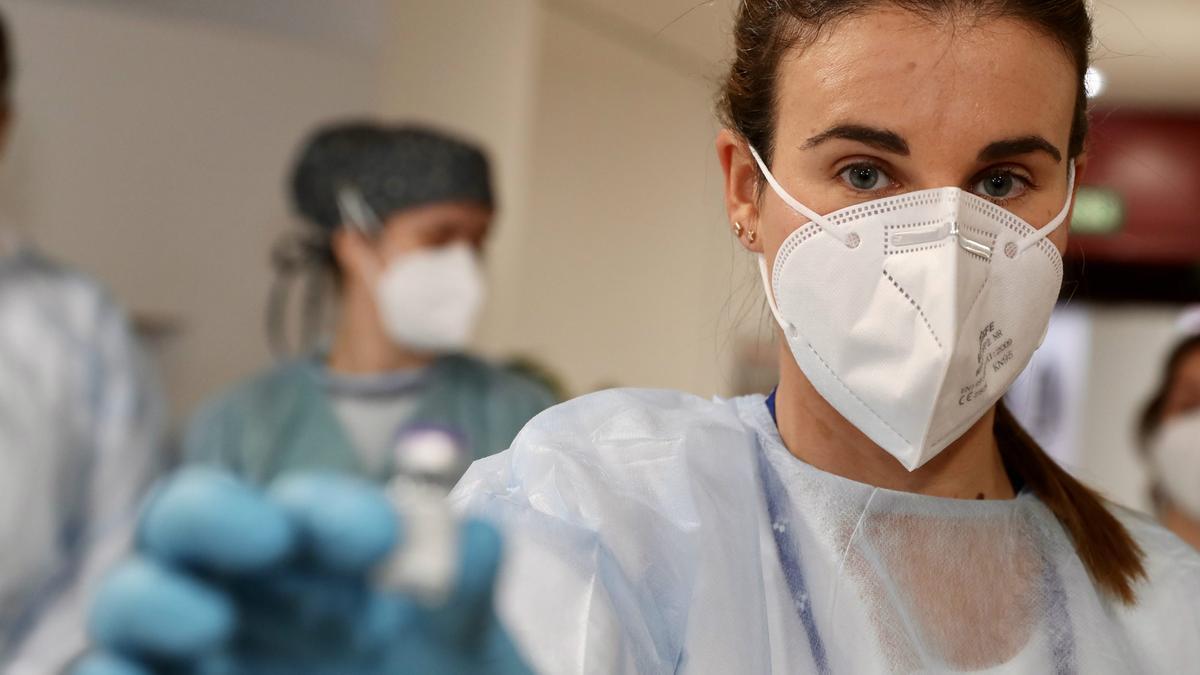 Lara Menéndez, la primera enfermera que puso la vacuna en Gijón