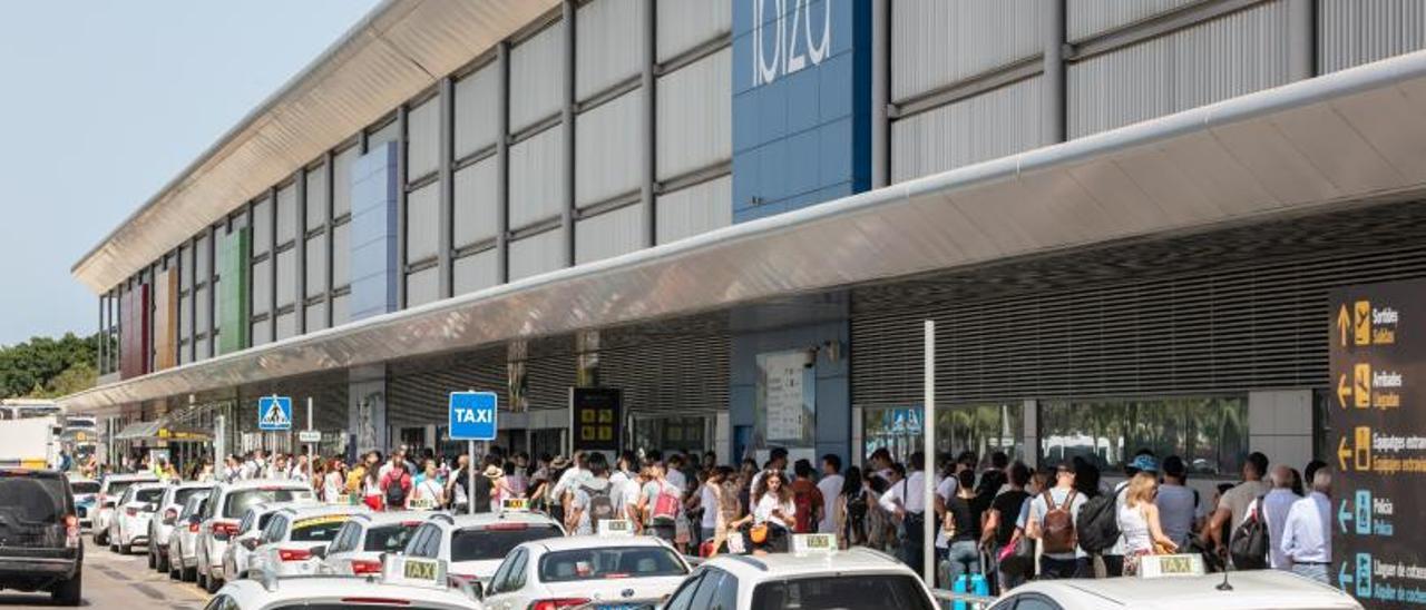 Cola de taxis y de usuarios del servicio en el aeropuerto de Eivissa. | VICENT MARÍ