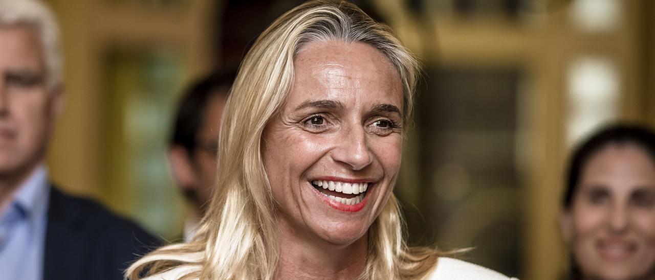 La presidenta de la Federación Empresarial de Hoteleros de Mallorca, María Frontera, ayer sonriente en el Parlament.
