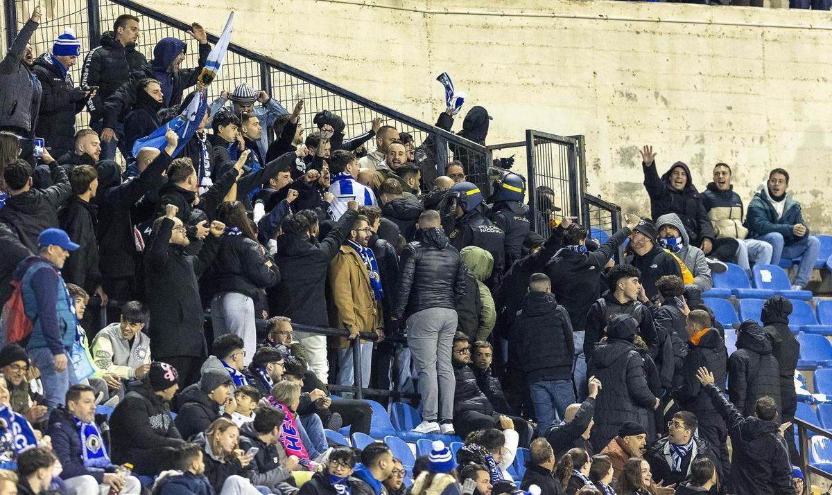 Agentes de la Policía Nacional antidisturbios intervienen durante el Hércules-Betis B, en Alicante.