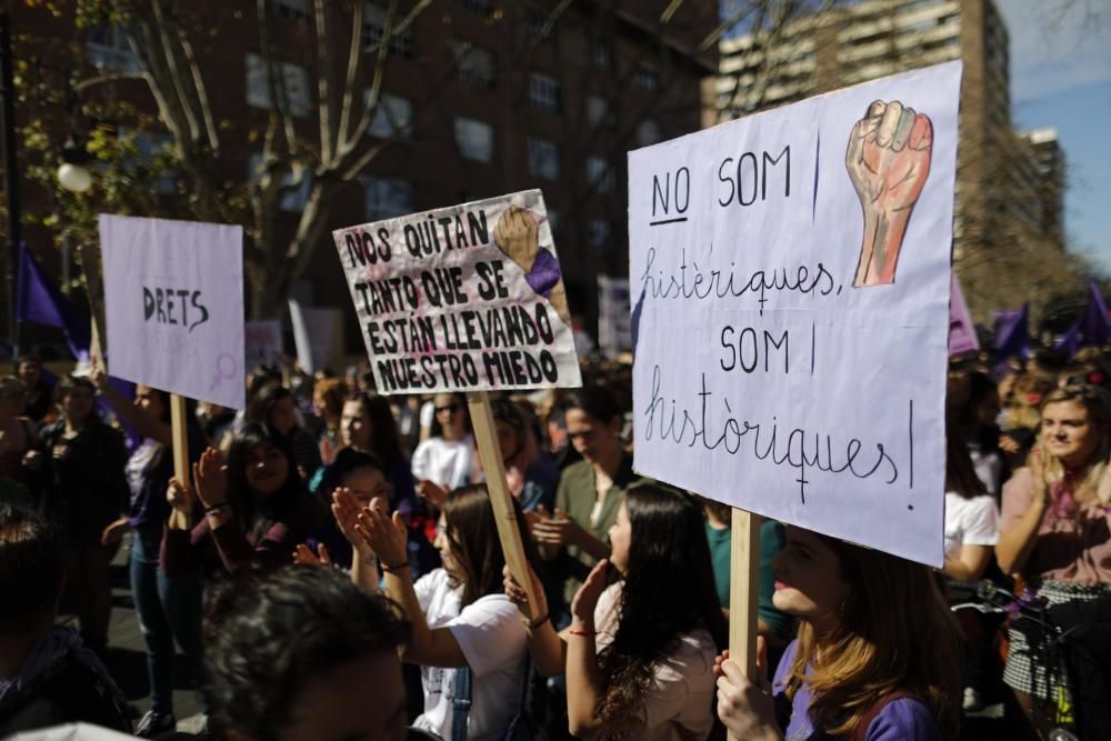 Centenares de estudiantes se manifiestan frente al Rectorado.