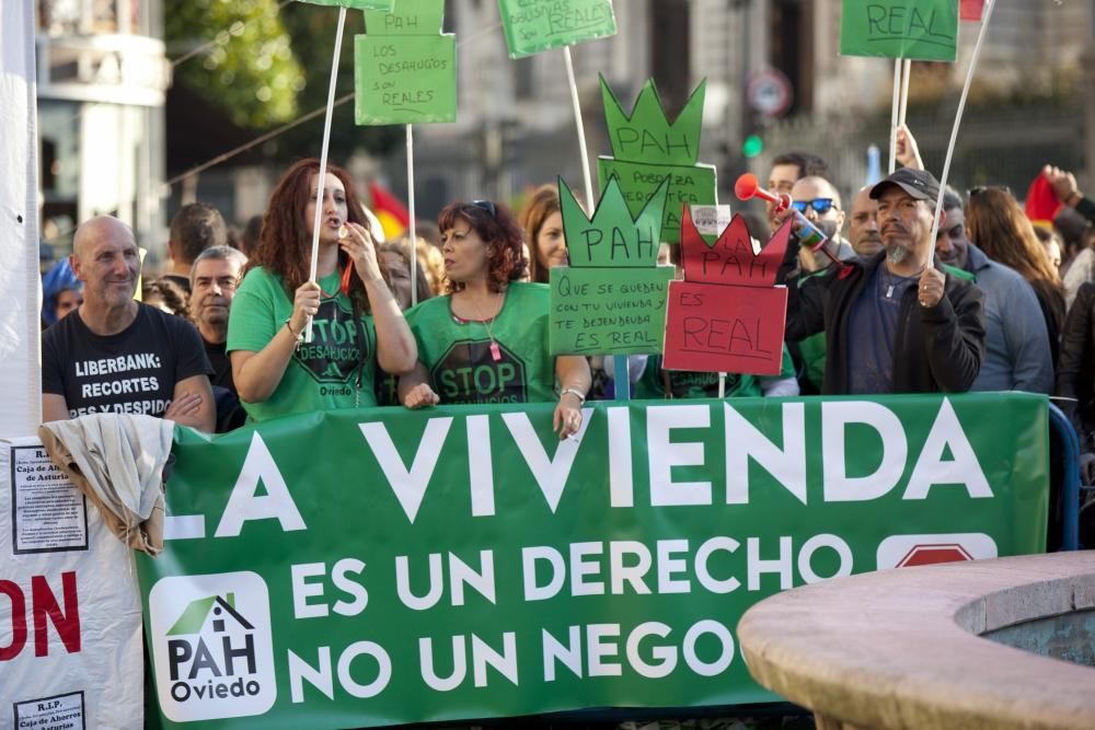 Ambiente en la calle durante la entrada a los premios y concentración antimonarquía