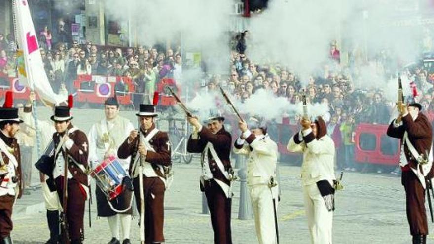 Miembros del grupo Arhca interpretan a soldados de la tropa de Regimiento Provincial de Oviedo en su defensa del Consulado de Francia en Gijón.