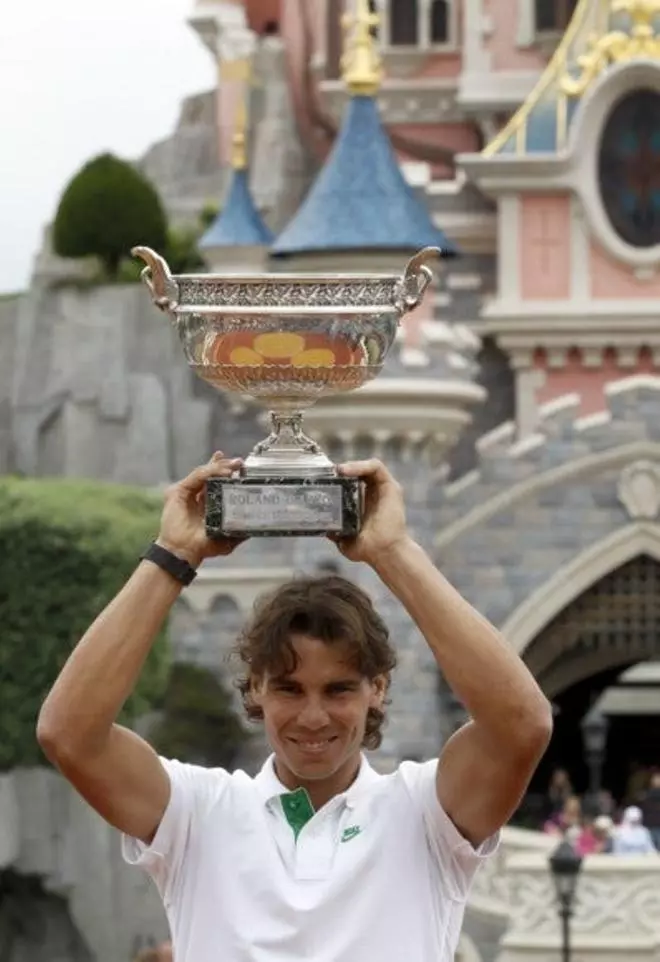Rafa Nadal pasea su trofeo en Disneyland París