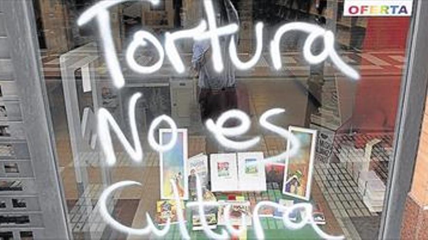 Los antitaurinos la ‘montan’ en la plaza y dañan con pintadas la entrada de Argot