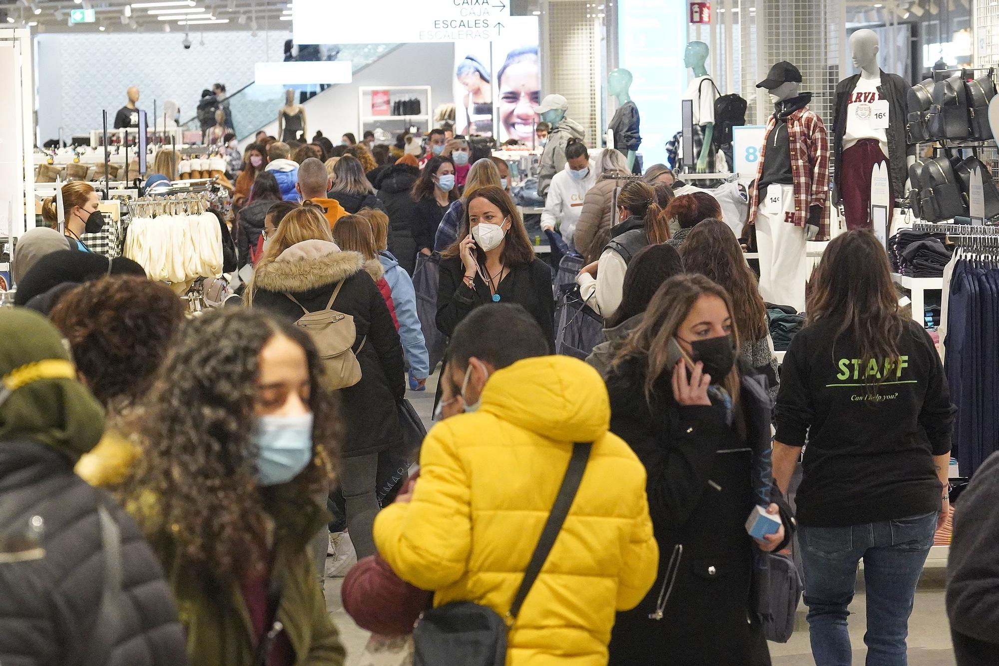 Gran expectació a l'obertura del Primark a l'Espai Gironès de Salt