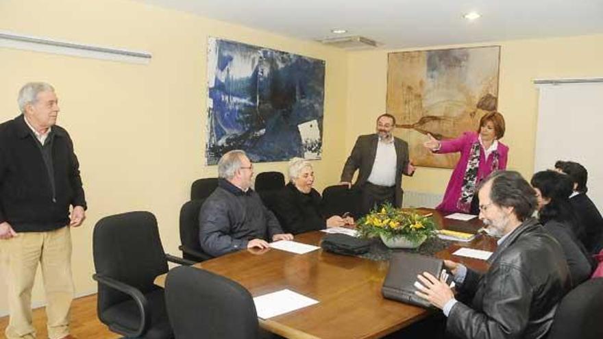 José Nacimento (izd.), con representantes de la Plataforma y los alcaldes de Moaña y Cangas (centro, de pie).