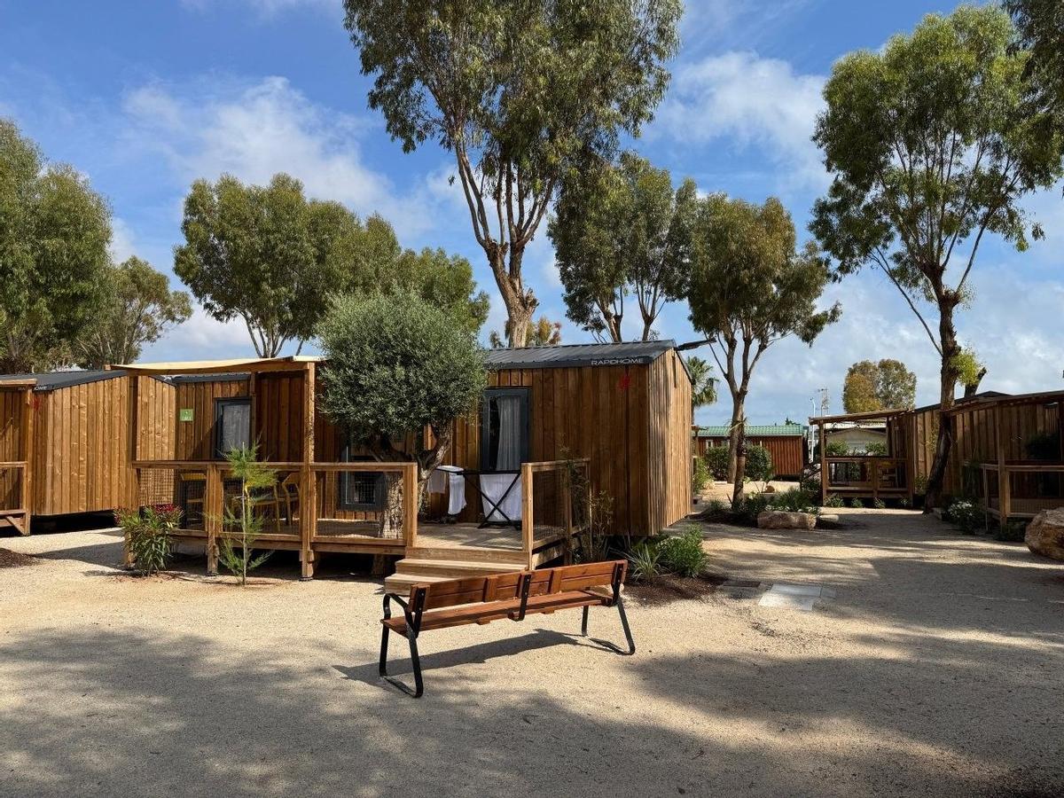 Casas móviles instaladas por el camping de Villas Caravaning en algunas parcelas.