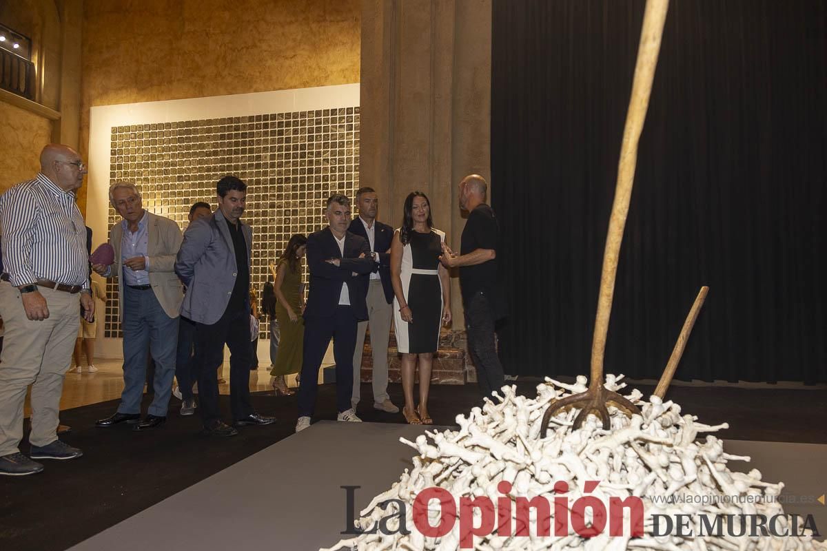 Así es la exposición 'Los Asomados' de Lidó Rico, que llega a Caravaca en su Año Jubilar