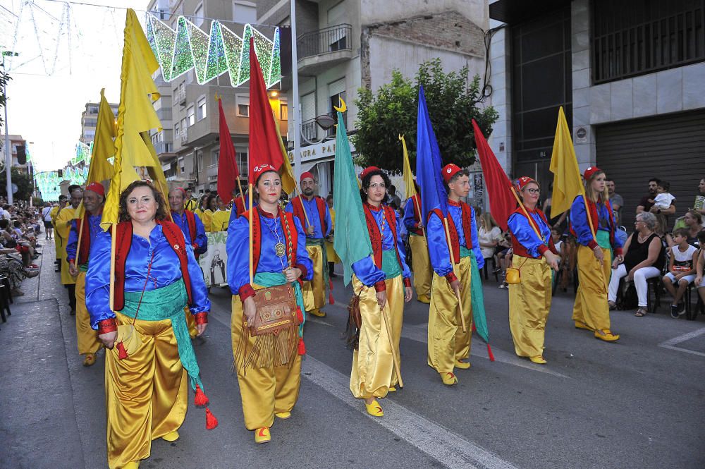 Miles de personas vibran en las calles con la Entrada Mora de Elche