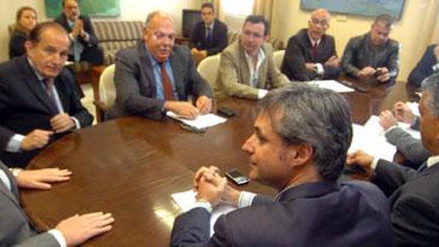 Un momento de la última junta de Sestiba celebrada ayer, con Sánchez-Simón presidiendo la reunión. i MARRERO