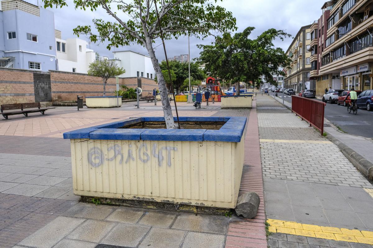 Mal estado de la Plaza Gabriel Megías Pombo en Las Alcaravaneras (Las Palmas de Gran Canaria) Mal estado de la Plaza Gabriel Megías Pombo en Las Alcaravaneras (Las Palmas de Gran Canaria)