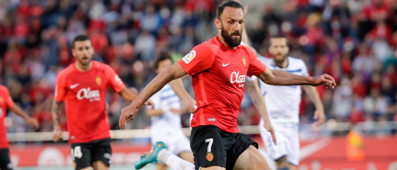 Muriqi chuta en el partido ante el Alavés.