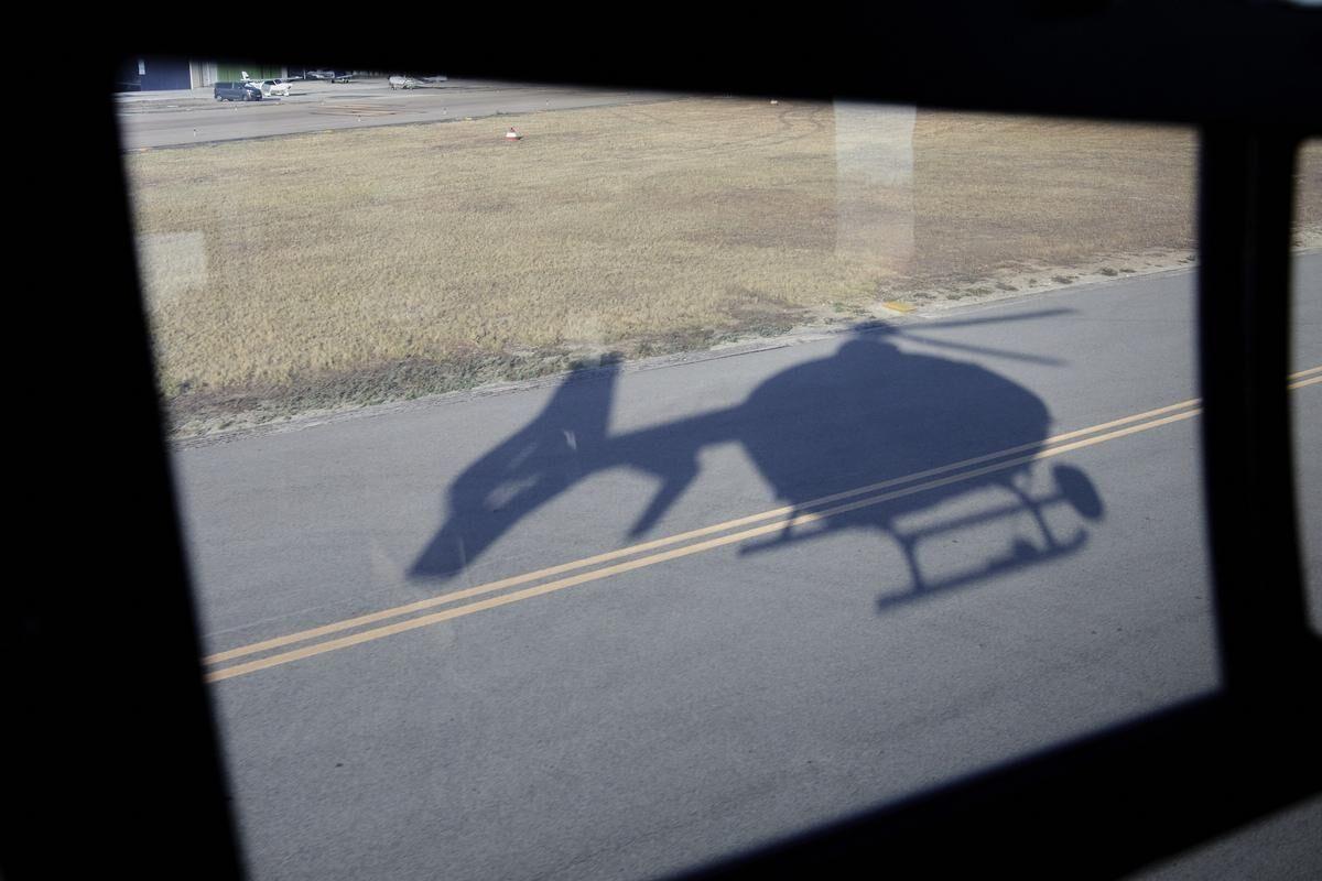 Sombra de un helicóptero de la DGT