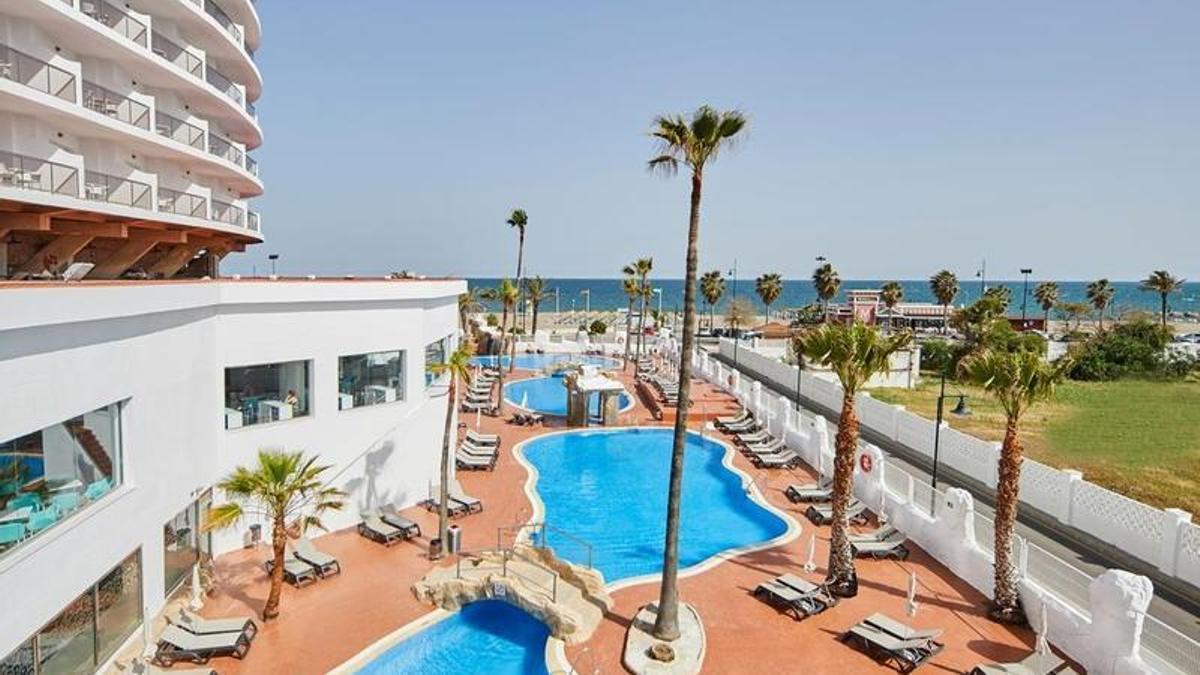 El hotel Ibersol de Torremolinos está en primera línea de playa y tiene varias piscinas.