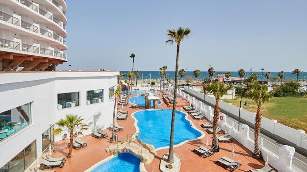 El hotel Ibersol de Torremolinos está en primera línea de playa y tiene varias piscinas.