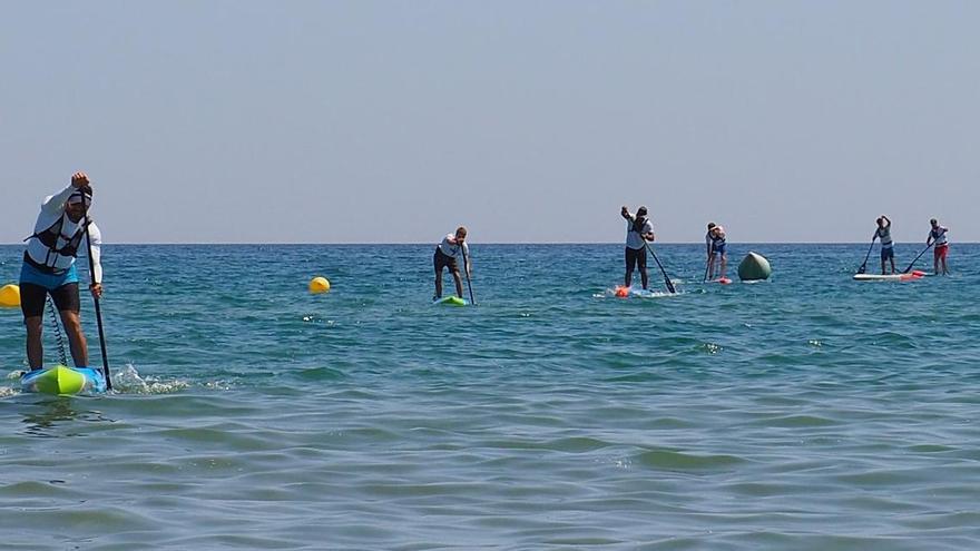 Una competición de paddle surf en la playa de Gandia