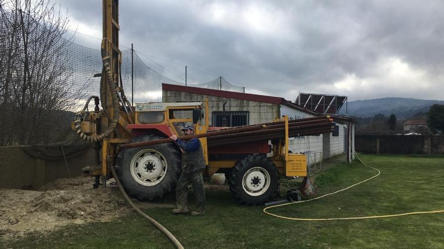 Maquinaria para la captación de agua en el campo de fútbol.