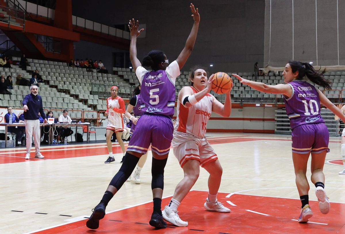 Sofía Hamidi, del Siroko, trata de anotar ante Joana António.