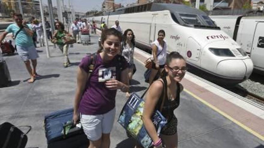 Llegada de pasajeros a la estación de Alicante.