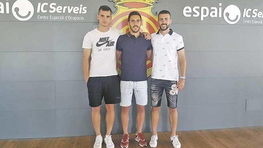 Buenacasa, Moyita y Dani Rodríguez (de izq. a der.) en el Players Lounge del Real Mallorca.