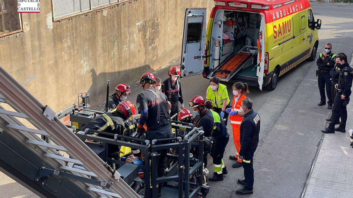 Imagen de los efectivos de la Policía Local, bomberos y sanitarios en el accidente de Vila-real.