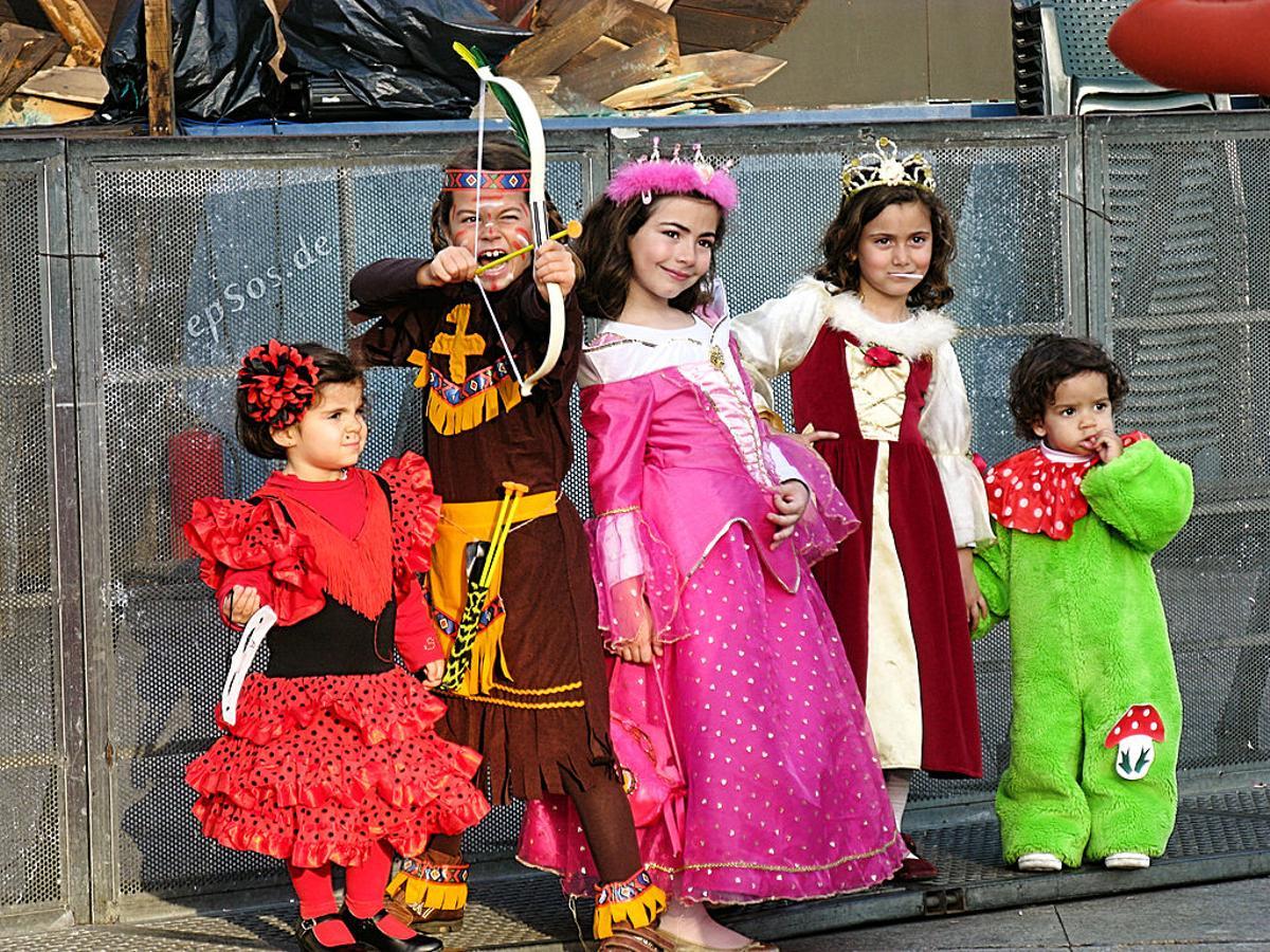 Niños preparados para disfrutar del carnaval