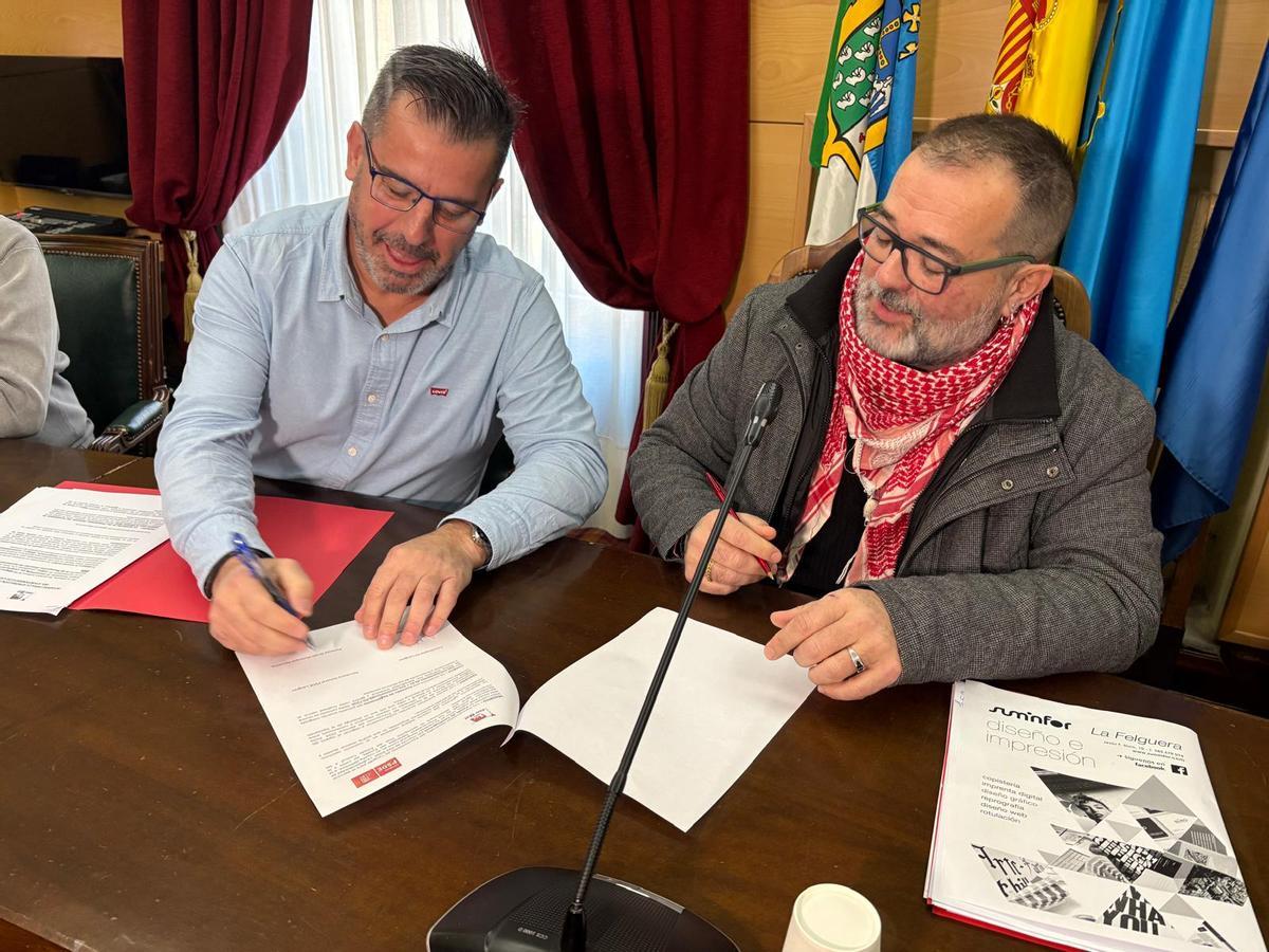 Roberto García (derecha) y el portavoz socialista, Javier Castro, rubrican el acuerdo presupuestario de 2025