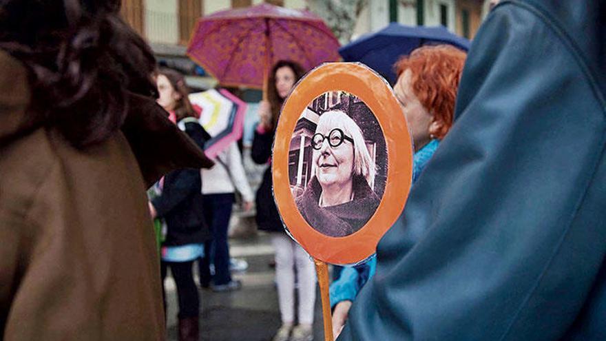 So erkennen Sie Ihre Jane&#039;s Walk-Gruppe: Schilder mit dem Foto von Jane Jacobs, nach der die Rundgänge benannt sind.