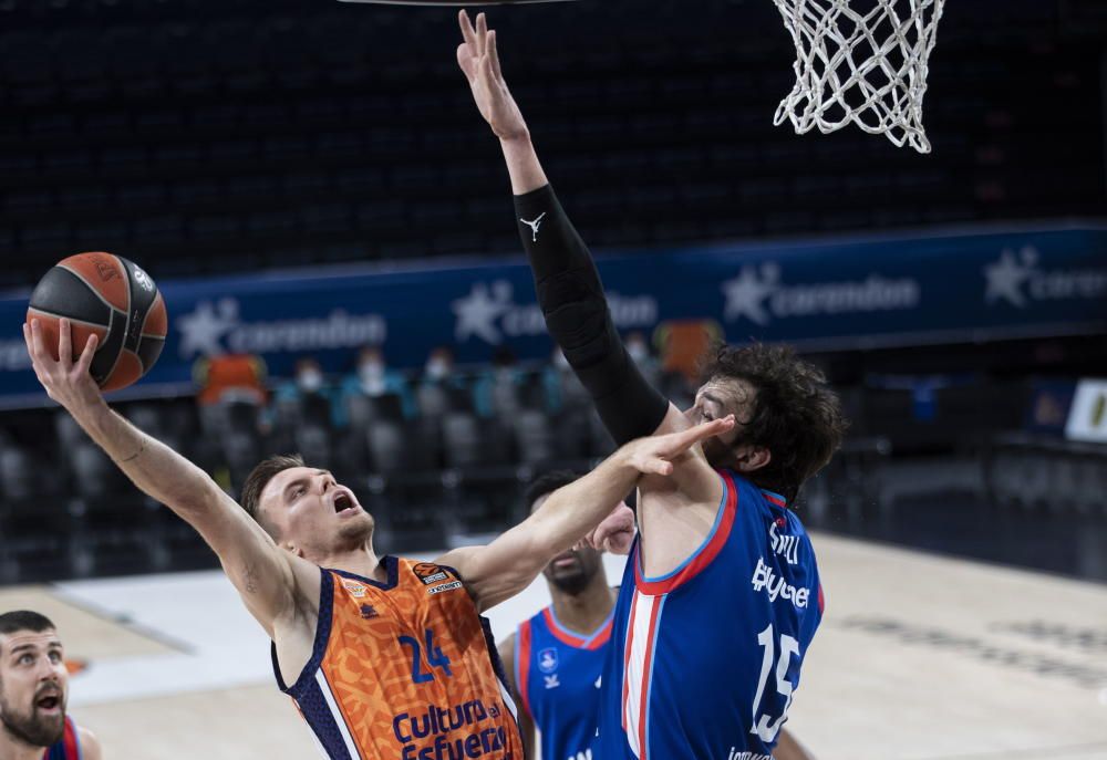 Partido Euroliga entre Anadolu Efes y Valencia Basket